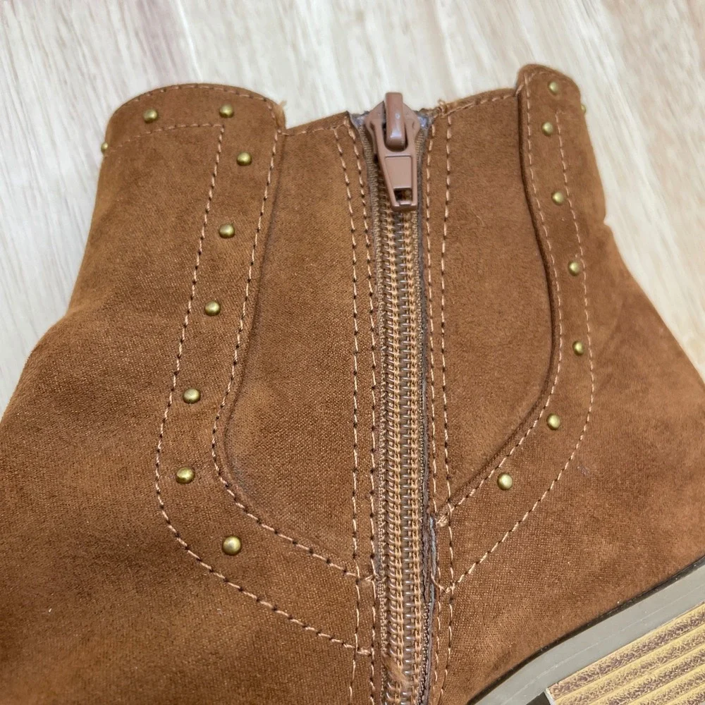 Liz Claiborne Ankle Boots Brown Faux Suede Gold Studded Accents Side‎ Zip SZ 8.5